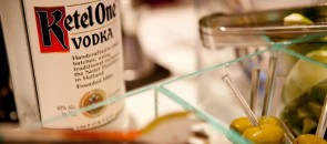 Garrafa da vodka Ketel One e azeitonas