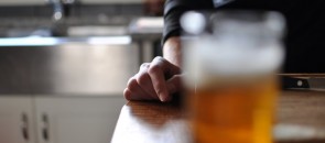 Leitor com copo de cerveja