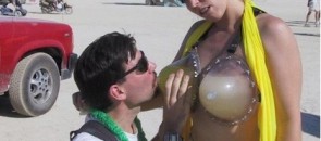 Mulher com porta caipirinha nos seios