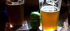 Boneco do Android abraçando a cerveja