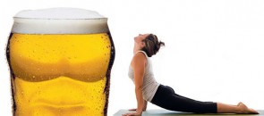 Corpo se alongando com um copo de cerveja na frente
