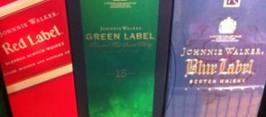 Garrafas de Red Label, Green Label e Blue Label mostrando o que é o sistema RGB