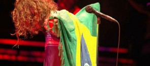 Eddie Vedder com a bandeira do Brasil