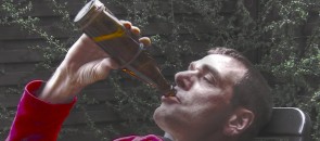 Bêbado bebendo cerveja