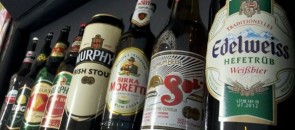 Garrafas na caixa da United Beers of the World