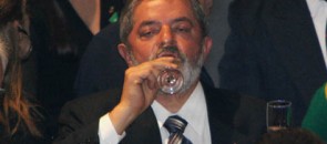 Presidente Lula bebendo cachaça