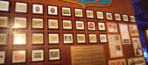 Painel com rótulos da cerveja Brahma