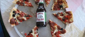 Fatias de pizza e a cerveja Pizza Beer