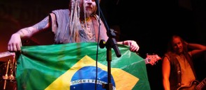 Banda Korpiklaani segurando bandeira do Brasil