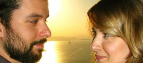 Casal tímido se olhando