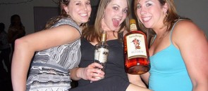 Mulheres com garrafas de bebidas