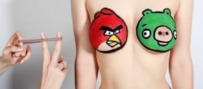 Peitos com o jogo Angry Birds desenhado