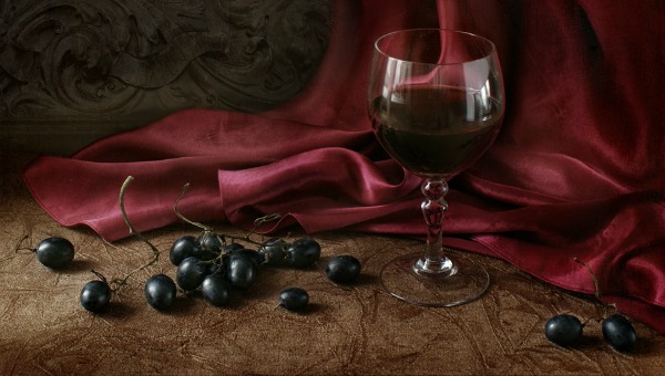 Taça de vinho com muitas uvas