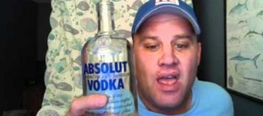Bêbado segurando garrafa de Absolut