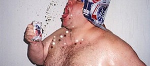 Homem gordo apertando lata de cerveja