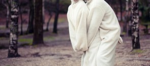 Casal vestido de coelho abraçados