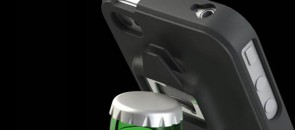 Case pra iPhone 4 abrindo garrafa