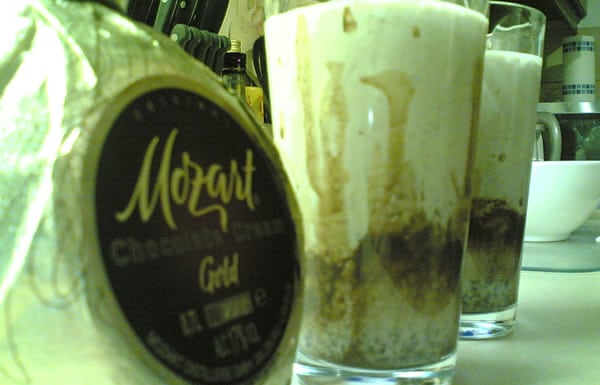 Garrafa e copos do licor Mozart Gold