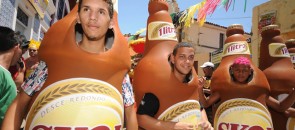 Homens fantasiados de garrafa Skol no Carnaval de Olinda