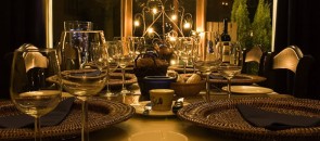 Mesa com taças de vinho