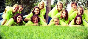 Mulheres reunidas num gramado do Stammtisch