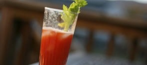 Drink Bloody Mary com uma folha dentro