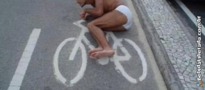 Dulcetti no meme da bicicleta no asfalto