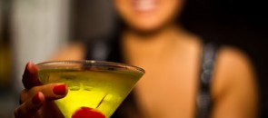 Mulher segurando taça de Apple Martini