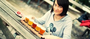 Mulher com taças de cerveja