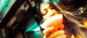 Mulher bebendo o drink Kamikaze