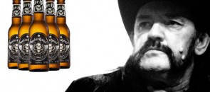 Vocalista do Motorhead olhando para a cerveja