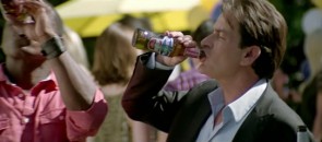 Charlie Sheen bebendo cerveja sem álcool