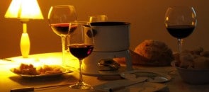Fondue com taças de vinho