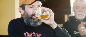 Mestre Cervejeiro John Maier bebendo cerveja