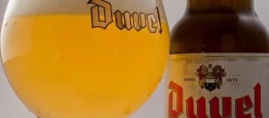 Garrafa e copo da cerveja Duvel