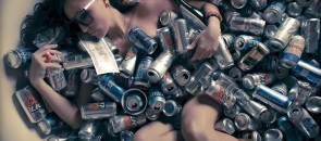 Mulher latas de cervejas com dinheiro