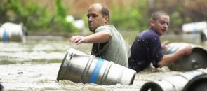 Homens numa inundação de cerveja