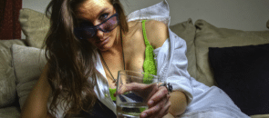 Mulher sexy oferecendo um drink