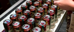 Teclado feito com latas de cerveja