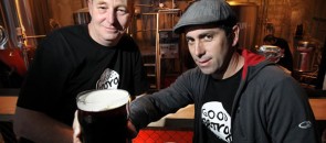 Os sócios da Good George com a cerveja Hobbit