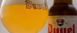 Garrafa e taça da cerveja Duvel