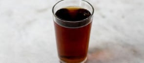 Copo com whisky e coca-cola