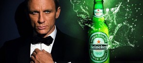 James Bond e uma garrafa de Heineken