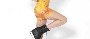 Mulher com o vestido de cerveja