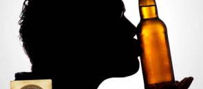 Homem beijando uma garrafa de cerveja