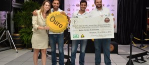 Cervejaria Walls recebendo a premiação