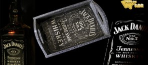 Bandeja e garrafas do whiskey Jack Daniels