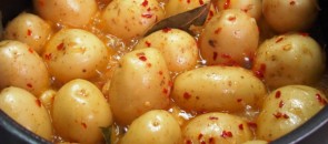 Tigela com batatas em conserva
