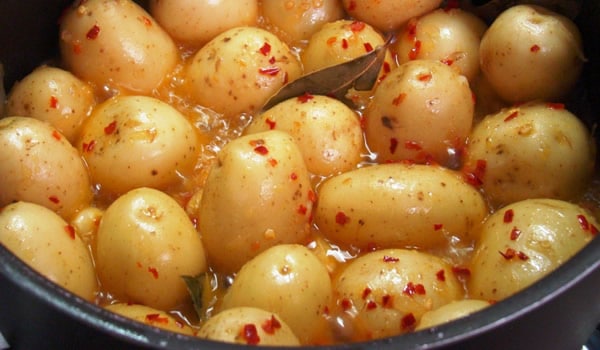 Tigela com batatas em conserva