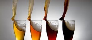 Tulipas de cerveja caindo